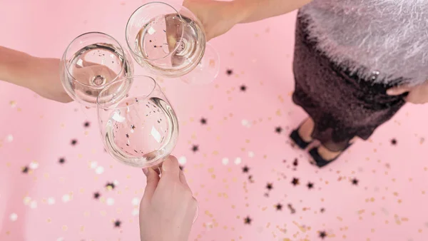 Pembe Arka Planda Kızların Elinde Şampanya Kadehleri Kopyalama Alanı — Stok fotoğraf