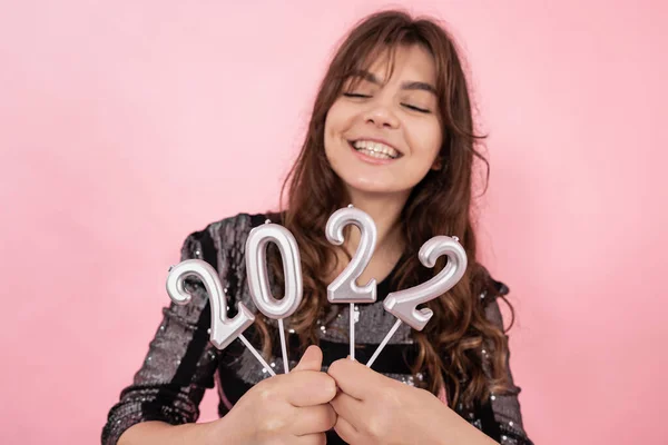 Veselá Dívka Růžovém Pozadí Usmívá Drží Čísla 2022 Svých Rukou — Stock fotografie