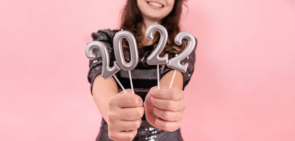 Ragazza Allegra Uno Sfondo Rosa Sorride Tiene Mano Numeri 2022 — Foto Stock