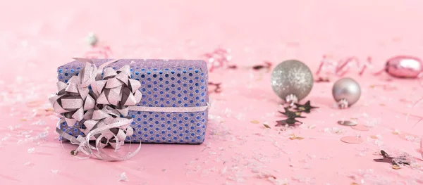 Gros Plan Cadeau Noël Sur Fond Rose Flou Avec Des — Photo