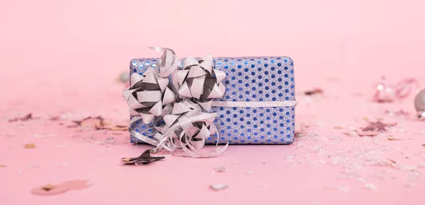 Close Van Een Kerstcadeau Een Wazig Roze Achtergrond — Stockfoto