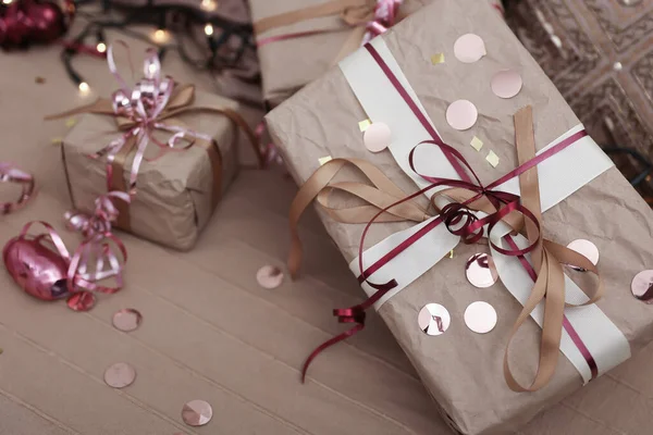 Presentes Natal Cama Entre Travesseiros Conceito Embrulho Presente Natal — Fotografia de Stock