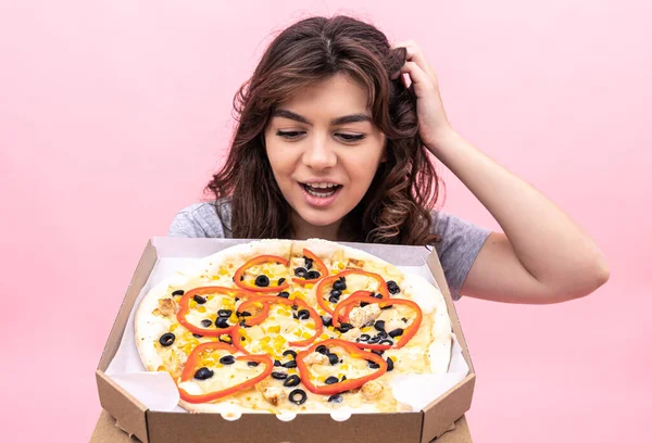 Neşeli Kız Iştah Açıcı Bir Şekilde Taze Pişmiş Pizzayı Pembe — Stok fotoğraf