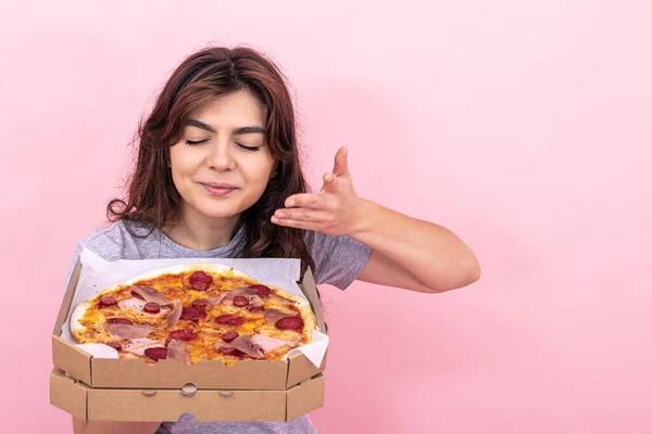 Hezká Brunetka Dívka Vůni Čerstvě Uvařené Pizzy Doručovací Krabice Růžovém — Stock fotografie
