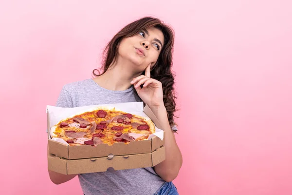Pembe Arka Planda Bir Kutu Pizzayla Tatlı Düşünceli Kız Fotokopi — Stok fotoğraf