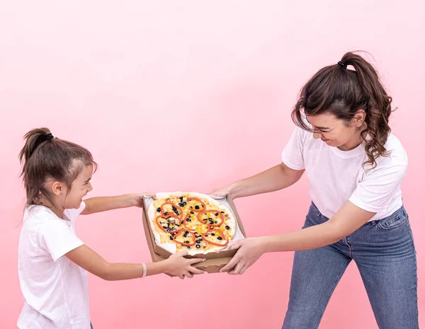 Küçük Bir Kız Yetişkin Bir Kız Kardeşinden Pizza Alır Kızlar — Stok fotoğraf
