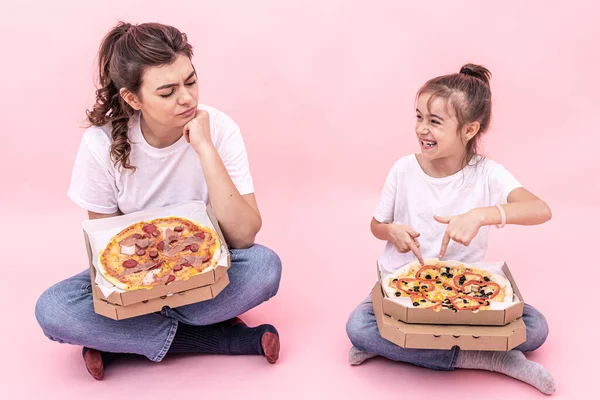 Uma Menina Adulta Uma Menina Com Diferentes Pizzas Caixas Fundo — Fotografia de Stock