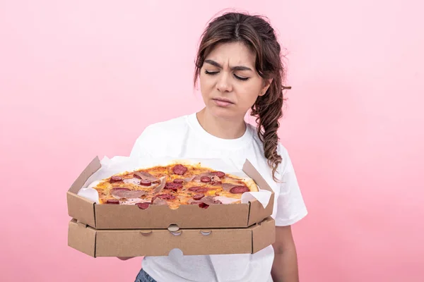 Hüzünlü Tiksindirici Çekici Bir Kız Pembe Arka Planda Karton Bir — Stok fotoğraf