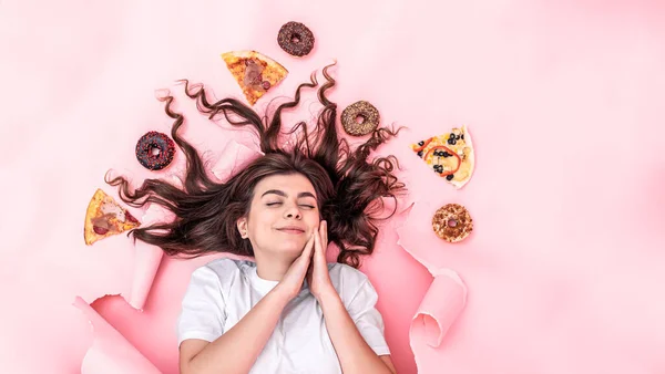 Mulher Morena Jovem Bonito Papel Fundo Rosa Com Pizza Donuts — Fotografia de Stock