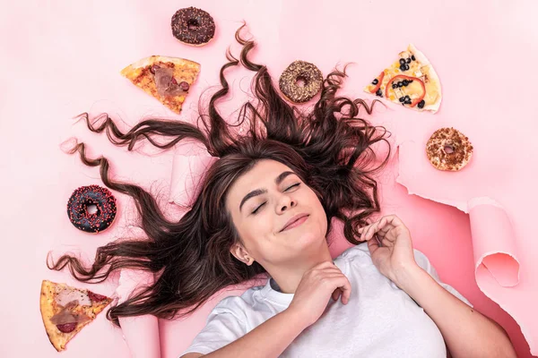 Mulher Morena Jovem Bonito Papel Fundo Rosa Com Pizza Donuts — Fotografia de Stock