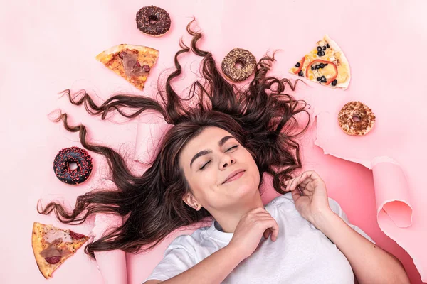 Linda Joven Morena Sobre Fondo Rosa Papel Con Pizza Rosquillas — Foto de Stock