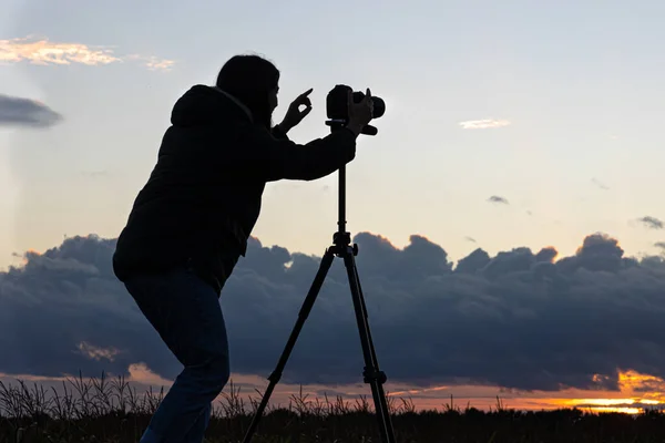 Girl Photographs Sunset Tripod Standing Roof Car Field Copy Space — Stock Photo, Image