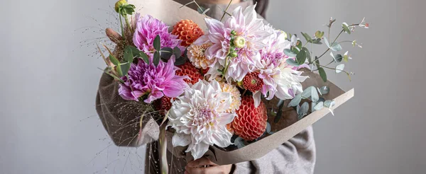 Eine Frau Hält Einen Großen Festlichen Strauß Mit Chrysanthemen Und — Stockfoto