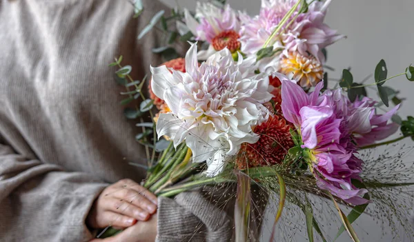 Una Mujer Suéter Pastel Sostiene Ramo Festivo Flores Crisantemo Sus — Foto de Stock