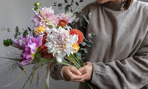 Eine Frau Pastellfarbenen Pullover Hält Einen Festlichen Strauß Chrysathemenblumen Ihren — Stockfoto