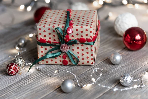 Kerst Achtergrond Met Geschenkdoos Close Houten Oppervlak Kerstballen Bokeh Lichten — Stockfoto