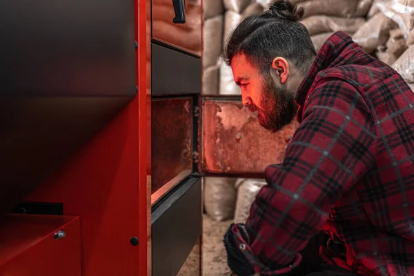 Hombre Una Habitación Con Una Caldera Combustible Sólido Trabajando Biocombustible — Foto de Stock