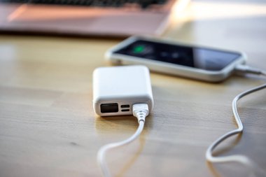 Akıllı telefon küçük beyaz bir enerji bankasından şarj edilir..