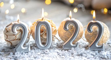 Şenlikli bir yeni yıl arkaplanı ve 2022 numaralı mumlar..