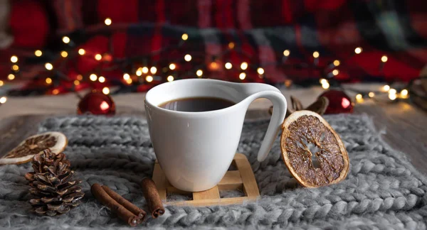 Close-up of a cup of tea on a blurred background with bokeh lights. — Stock Photo, Image