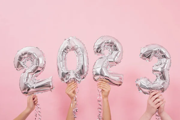 Праздничные воздушные шары из номера 2023 на розовом фоне. — стоковое фото