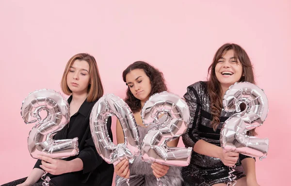 Un groupe de filles avec des ballons en feuille d'argent sous la forme des numéros 2022. — Photo