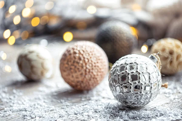 Feestelijke achtergrond met kerstballen en wazig bokeh lichten. — Stockfoto