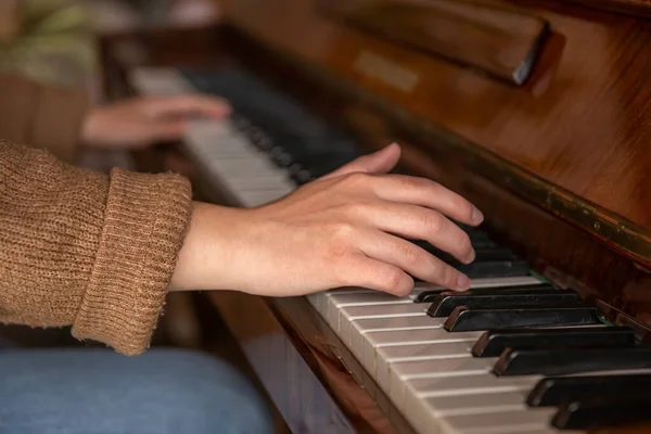 Крупный план женских рук, играющих на пианино. — стоковое фото