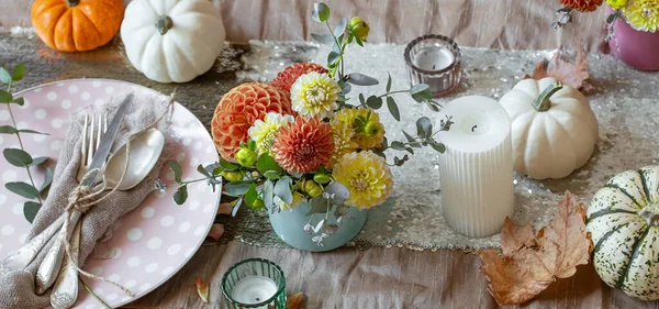 Festive table setting with pumpkins, candles and chrysanthemum flowers. — Stock Photo, Image