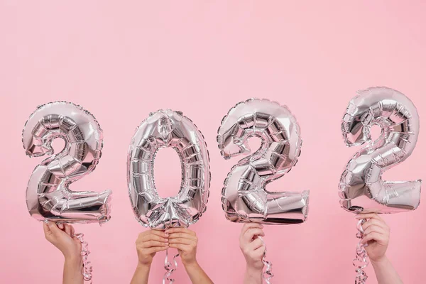 Slavnostní balónky z čísel 2022 na růžovém pozadí. — Stock fotografie