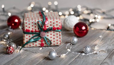 Noel arkaplanı hediye kutusu, ağaçtaki toplar ve bokeh ışıkları..