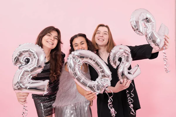 Un groupe de petites amies avec des ballons en argent en forme de numéros 2022. — Photo