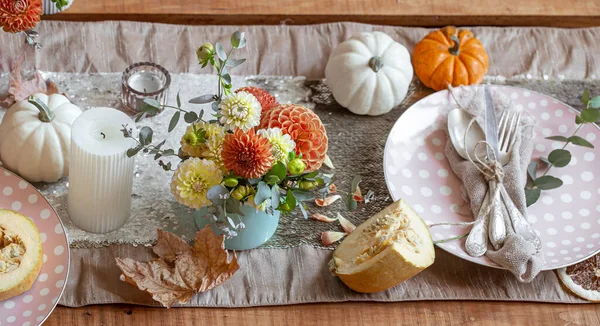 Festive table setting with pumpkins, candles and chrysanthemum flowers. — Stock Photo, Image