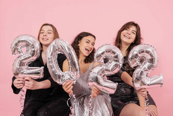 Un groupe de filles avec des ballons en feuille d'argent sous la forme des numéros 2022. — Photo