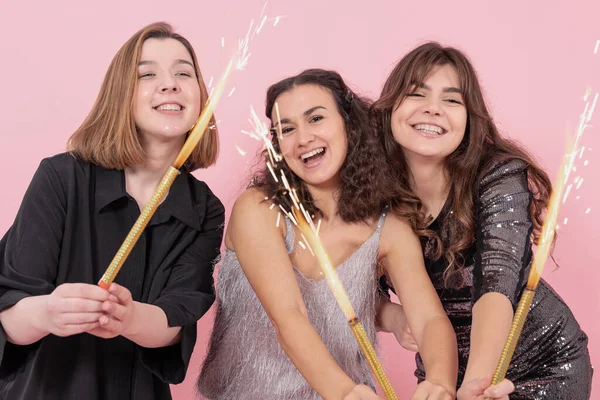 Une compagnie de filles gaies avec des feux d'artifice bougie, fête du Nouvel An. — Photo