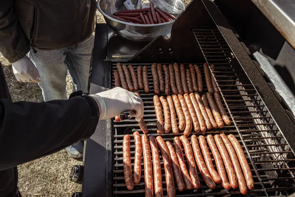 Zbliżenie gotowania kiełbasek na grillu. — Zdjęcie stockowe