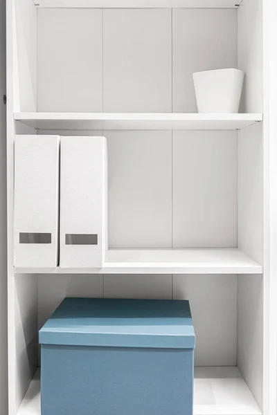 Een minimalistische garderobe, half lege planken in een witte garderobe. — Stockfoto