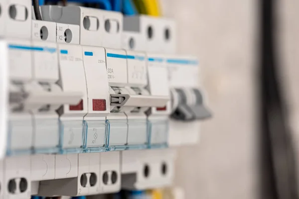 Quadro de interruptores de tensão com disjuntores, close-up. — Fotografia de Stock