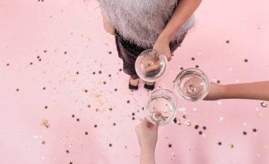 Şampanyalı kadehler bir partide kızların elinde..