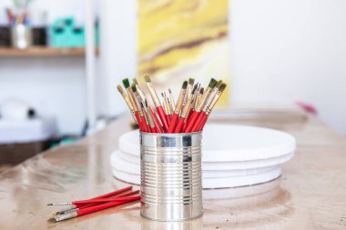 Bir sanat atölyesinde resim yapmak için fırça seti olan metal bir kutu..