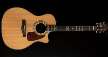 Siyah arkaplanda klasik akustik gitar.