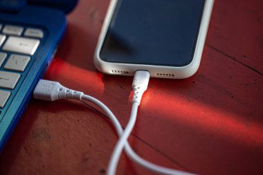 Akıllı telefon USB kablosu ile bilgisayara bağlıdır..