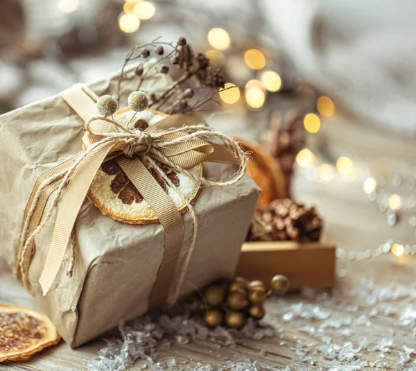 Feestelijke achtergrond met kerst cadeau op wazig achtergrond met bokeh. — Stockfoto