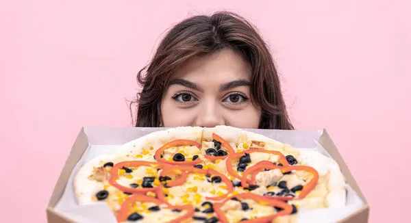 Приваблива дівчина дивиться на піцу апетитно . — стокове фото