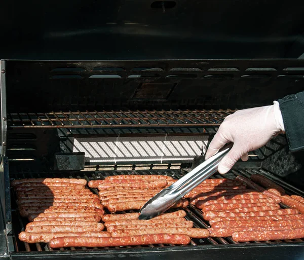Gros plan sur la cuisson des saucisses sur le gril. — Photo