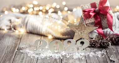 2022 sayıları ve dekor ayrıntılarıyla samimi festival kompozisyonu.