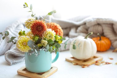 Bulanık arkaplanda kasımpatı çiçekleri olan bahar kompozisyonu.