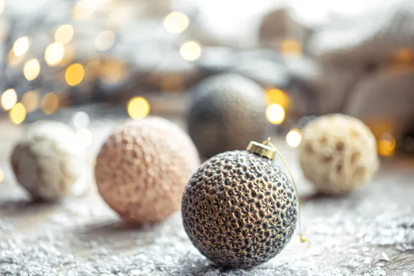 Feestelijke achtergrond met kerstballen en wazig bokeh lichten. — Stockfoto