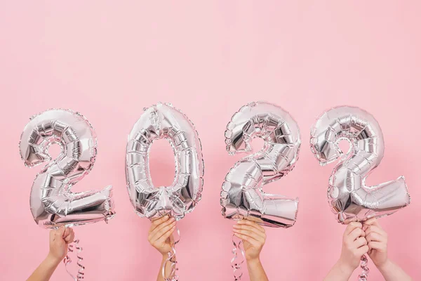 Slavnostní balónky z čísel 2022 na růžovém pozadí. — Stock fotografie