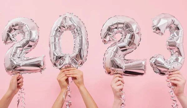 Slavnostní balónky z čísel 2023 na růžovém pozadí. — Stock fotografie